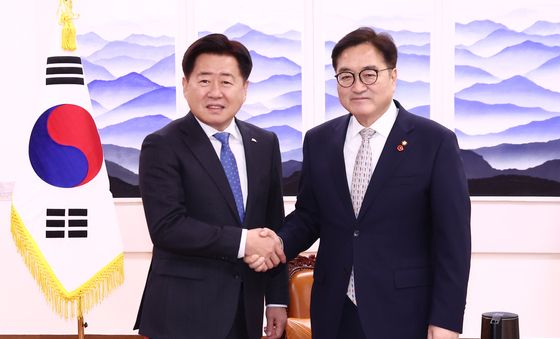 오영훈 제주지사와 기념촬영 하는 우원식 의장