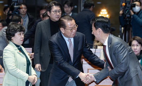 의원총회장 들어서는 권영세 비대위원장