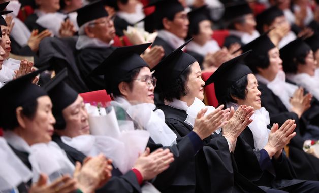 '꿈을 이룬 만학도들'