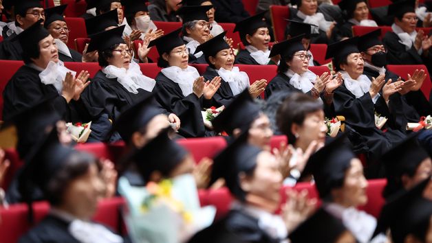 꿈을 이룬 만학도들, 오늘은 즐기는 날