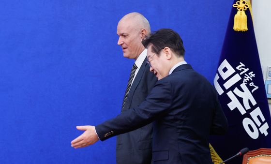 라파엘 하르페즈 대사 안내하는 이재명 대표