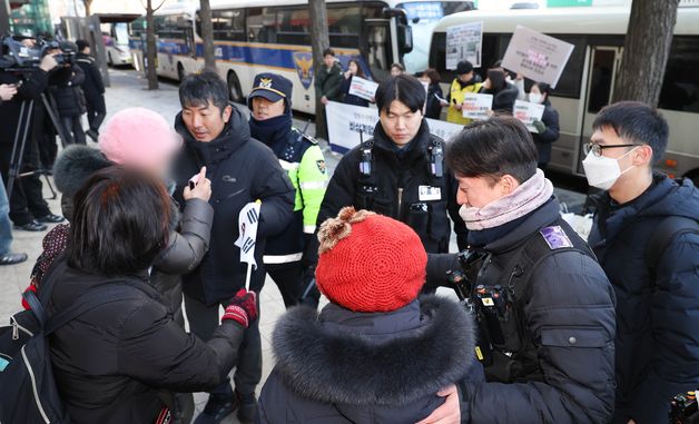 보수단체 설득하는 경찰