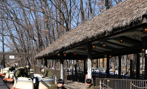 겨울잠 깨는 야외 어트랙션