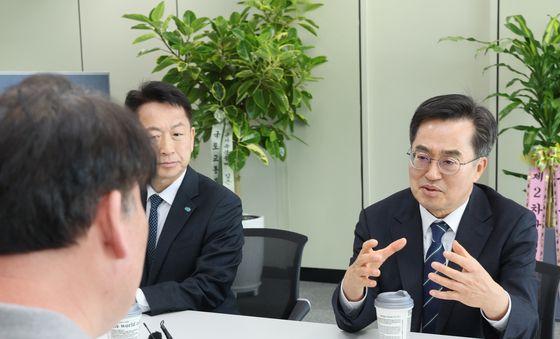 유가족 위로하는 김동연 경기지사