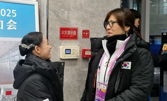 김채연 격려하는 장미란 2차관