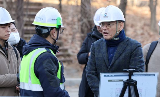 유인촌 장관, 문화유산과학센터 현장 점검