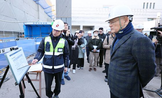 문화유산과학센터 안전 점검하는 유인촌 장관