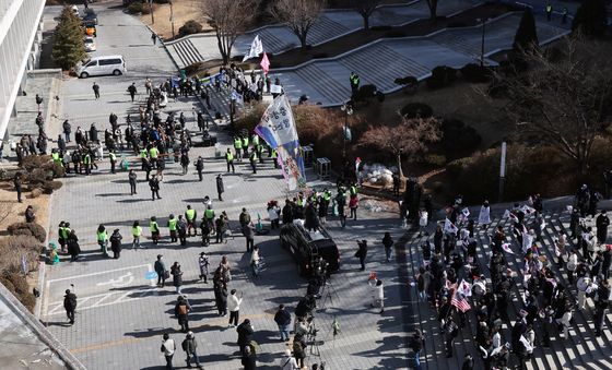 반으로 나뉜 서울대 아크로폴리스 광장