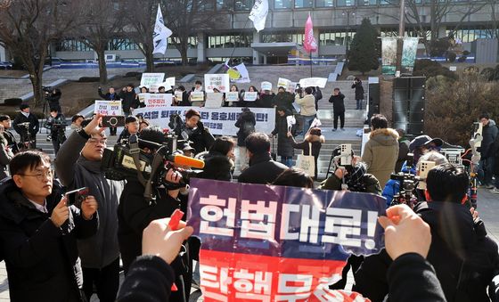 서울대, '尹 탄핵 찬·반 집회'