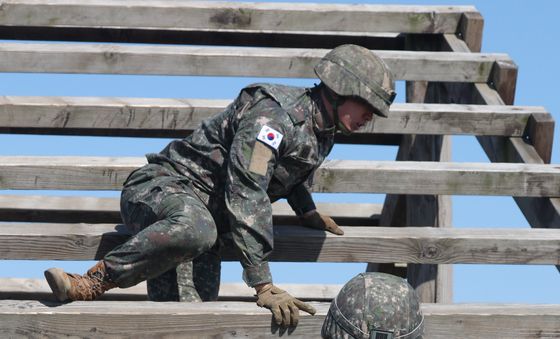 미2사단에서 샌드허스트 경연대회 훈련받는 육사 생도들