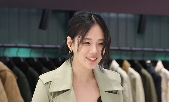 비비, 살포시 인사