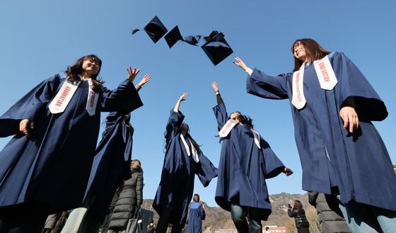 학사모 던지며 '우리 졸업해요'