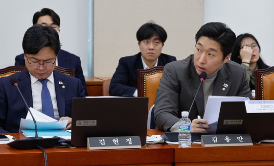 보훈부 장관 향해 김구 선생 국적 질의하는 김용만 의원