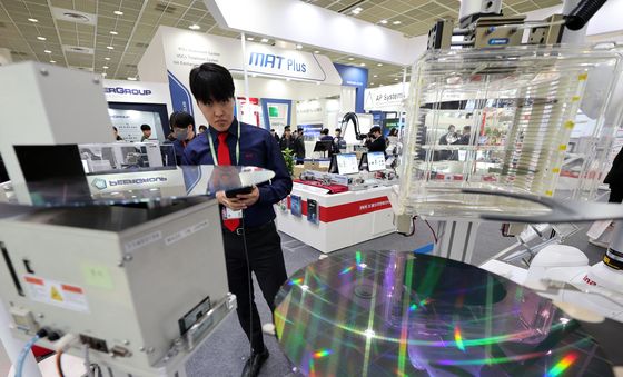 작동하는 웨이퍼 이송로봇