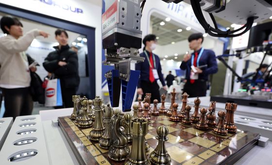 '로봇과 체스 한판?'