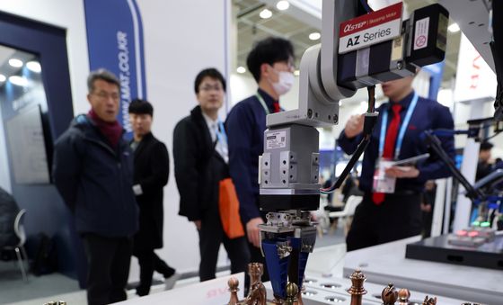 체스 두는 로봇