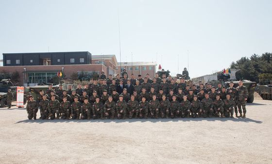 해병대 1사단 찾아 기념 촬영하는 우원식 의장