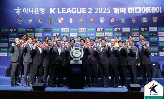 K리그2 2025 미디어데이, 포즈 취하는 사령탑과 선수들