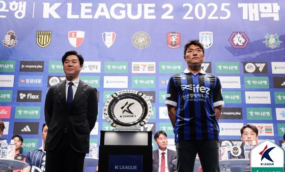 포즈 취하는 윤정환 감독과 이명주