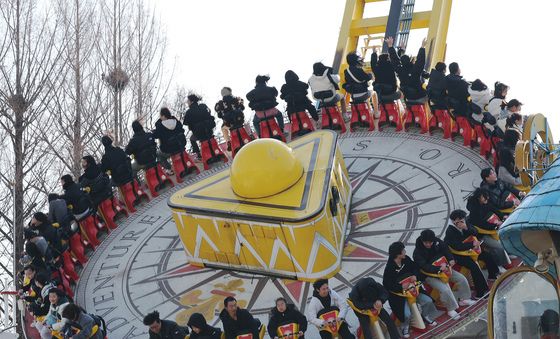 설 연휴 끝자락, 놀이공원 찾은 시민들