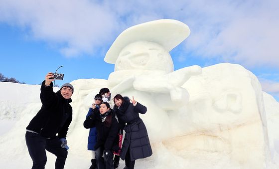 대관령눈꽃축제에서 추억 남기는 관광객들