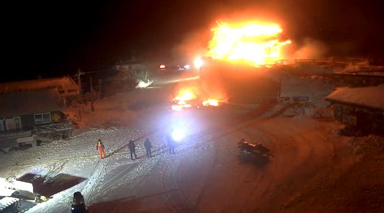 불길에 휩싸인 덕유산 상제루