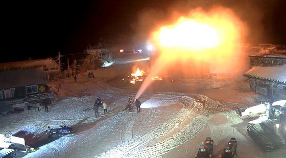 덕유산 상제루 화재 진압하는 소방당국