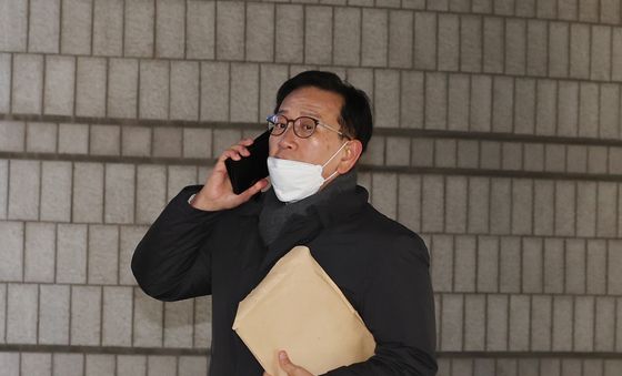 '윤 대통령 첫 형사재판' 출석한 석동현 변호사