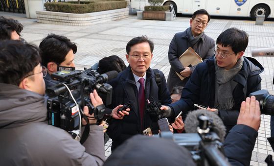 취재진 만난 윤갑근 변호사