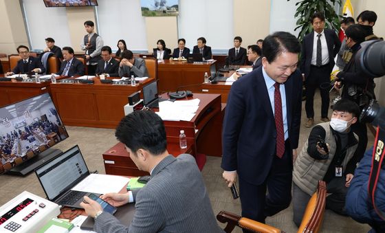 '케이블타이'에 정회된 국회 국방위