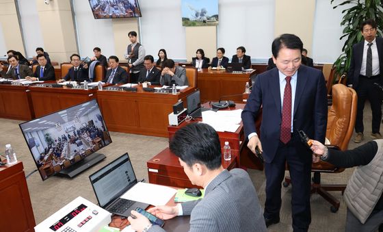 국회 국방위, '케이블타이' 등장에 정회
