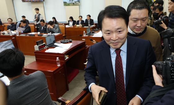 국회 국방위, '케이블타이' 등장에 정회