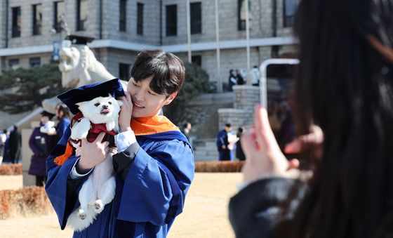 학사모 쓴 반려견