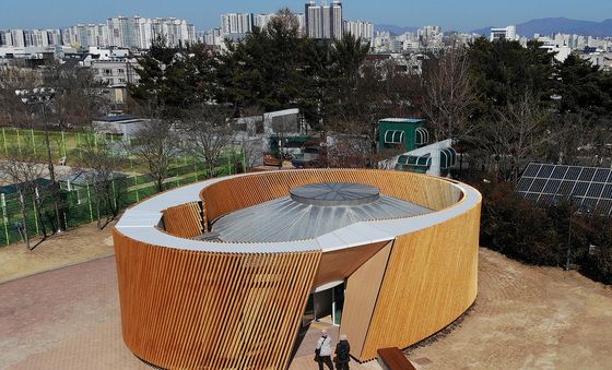 리모델링 마친 대구 수성못 공중화장실