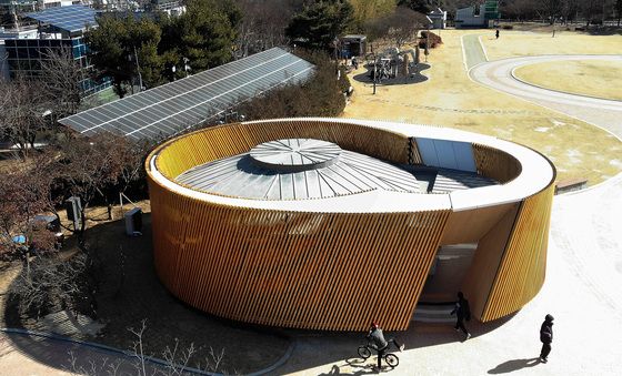 리모델링 마친 대구 수성못 공중화장실