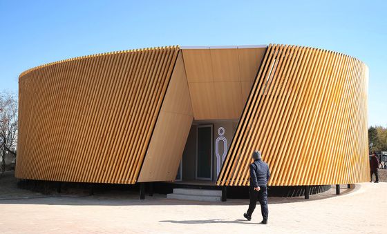 대구 수성못에 9억원 투입된 공중화장실