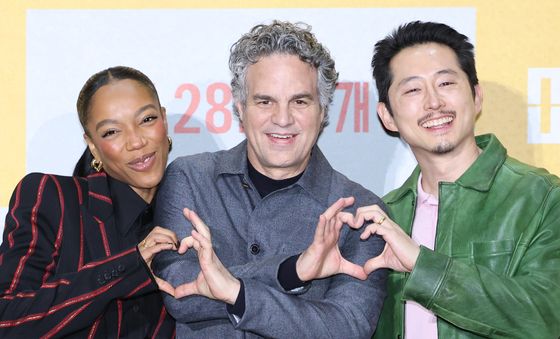 '미키 17' 많은 사랑 부탁드려요