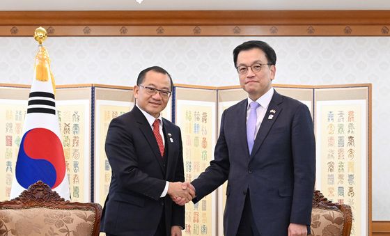 싱가포르 국회의장과 악수하는 최상목 권한대행