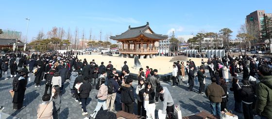 졸업식에 북적이는 포토존