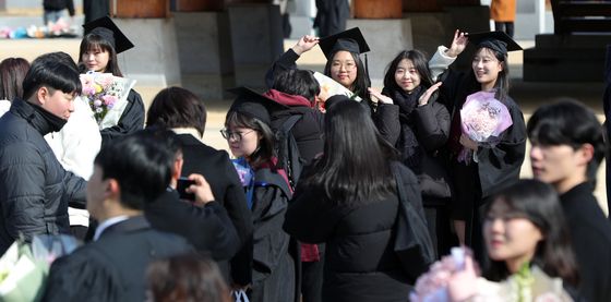 학사모 쓰고 '찰칵'