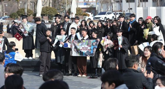 포토존 찾은 전북대 졸업생들
