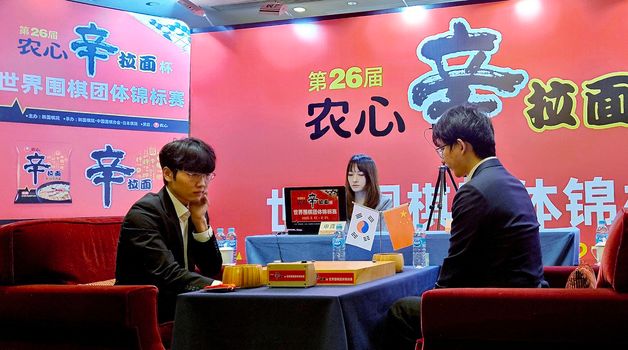 집중하는 신진서…중국 꺾고 농심배 5연패 위업