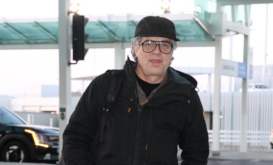 출국하는 '미키17' 마크 러팔로