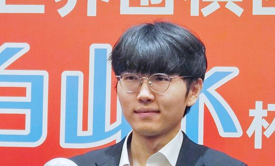 우승 트로피 거머쥔 신진서 9단