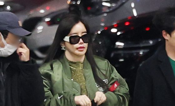 박봄, 이민호와 셀프 열애설 논란 속 출국