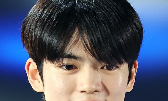 은메달 깨무는 차준환