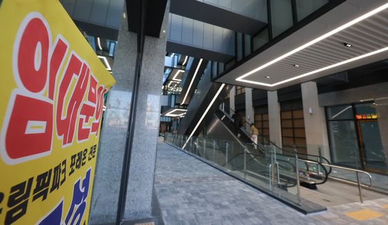 양쪽으로 텅 빈 올림픽파크포레온 상가시설