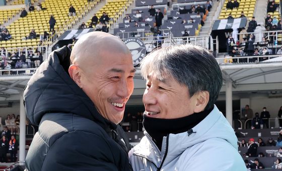 포옹 나누는 차두리·전경준 감독