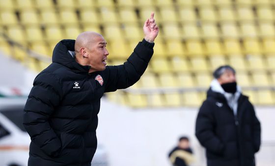 프로 사령탑 데뷔전 갖는 차두리…차붐 넘어설까