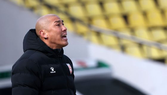 지시 내리는 차두리 감독